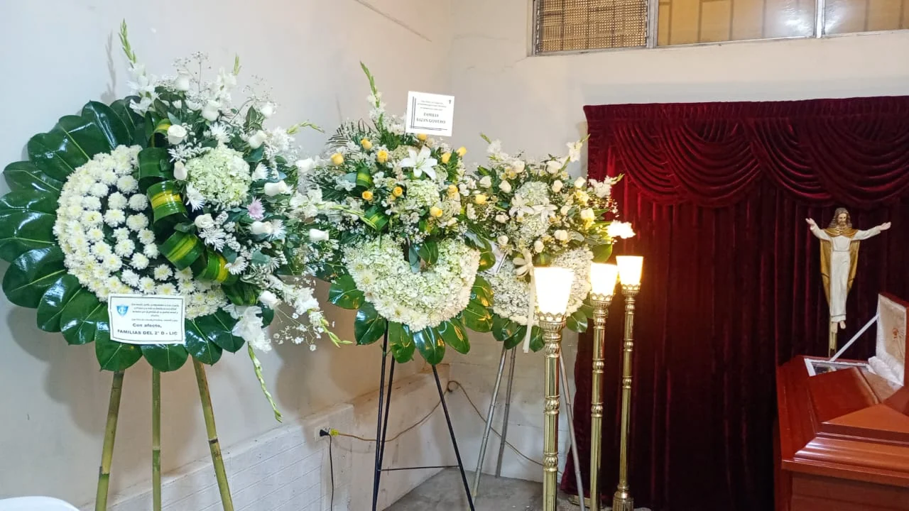 Arreglo floral de las familias del 2.º D colocado junto a otros arreglos